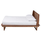 Postel z masivního dřeva v úpravě v barvě ořechu ve stylu Mid-Century Modern