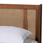 Postel z masivního dřeva v úpravě v barvě ořechu ve stylu Mid-Century Modern